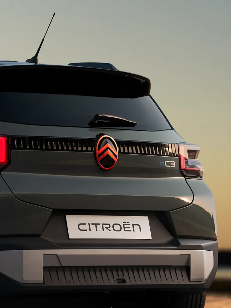 Gros plan arrière de Citroën C3 Outdoor sur les feux arrière LED, présentant les détails stylistiques du SUV compact Advanced Comfort