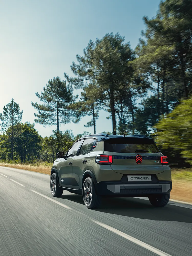 Vue arrière trois-quarts de Citroën C3 Outdoor avec feux arrière LED, présentant un SUV compact Advanced Comfort sur route ouverte