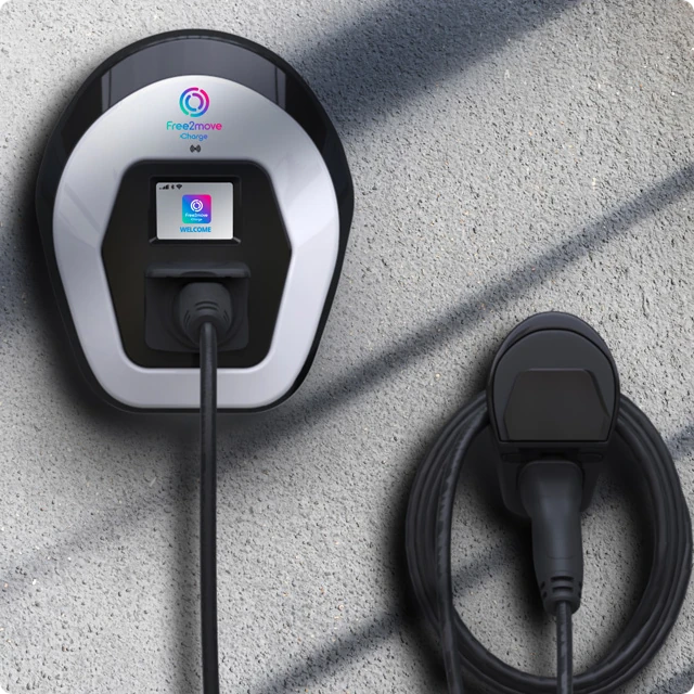 Vue détaillée du chargeur domestique Free2Move montrant une recharge électrique moderne et sûre pour un usage quotidien