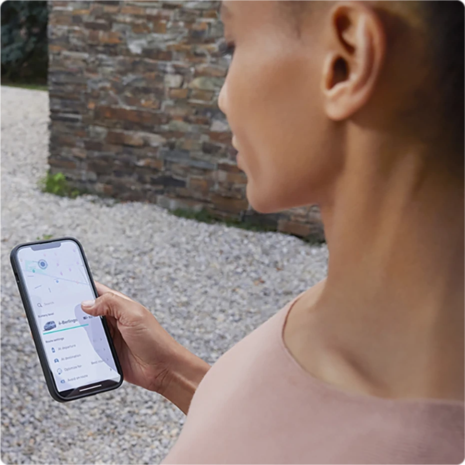 Une personne utilisant un smartphone pour accéder aux services connectés Citroën pour la gestion du voiture et les fonctions à distance