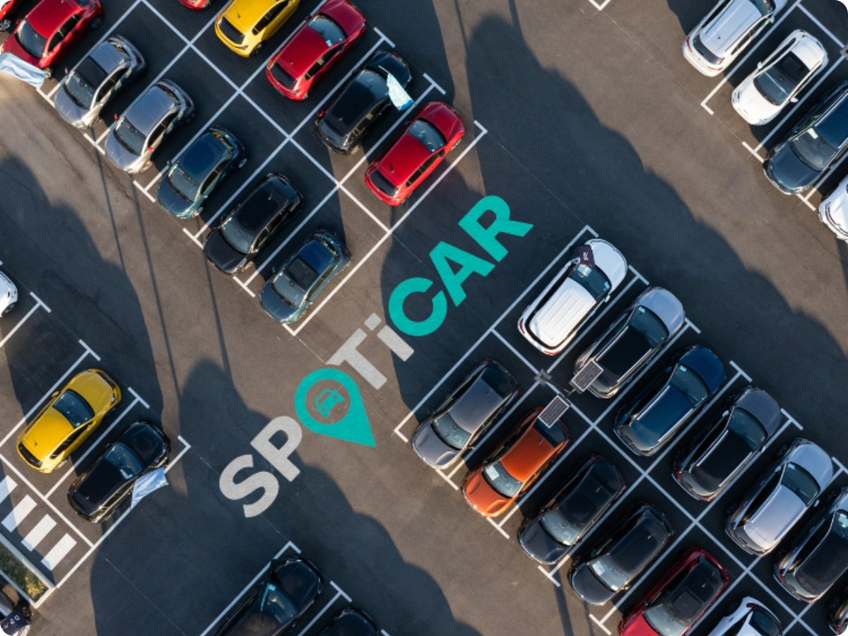 Luchtfoto van een Spoticar tweedehands parkeerterrein toont gekeurde voertuigen beschikbaar voor betrouwbare, handige en betaalbare aankoop.
