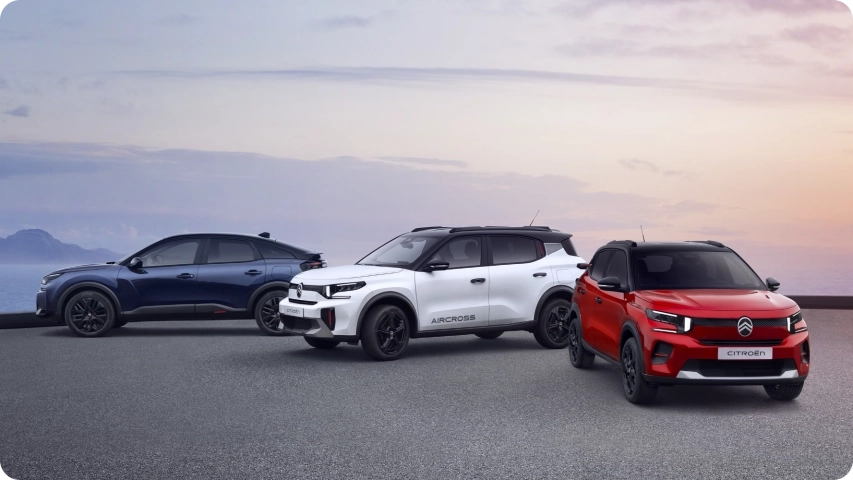 Vue avant trois quarts de la C3 COLLECTION aux côtés des C3 Aircross et C4 COLLECTION, mettant en valeur leur design, leur efficience et leur positionnement premium.