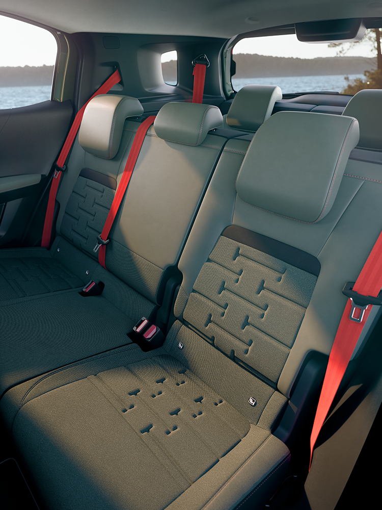Aanzicht van de achterzetels van de Citroën ë-C3 Aircross met Advanced Comfort-zetels en een ruim interieur voor de passagiers van de gezins-SUV