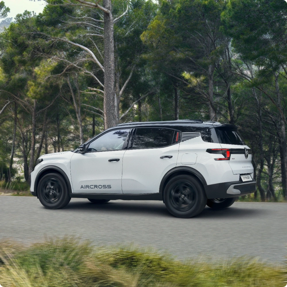 Vue de conduite latérale du SUV hybride Citroën C3 Aircross, mettant en avant des performances fluides assistées électriques pour une mobilité confiante, polyvalente et abordable.