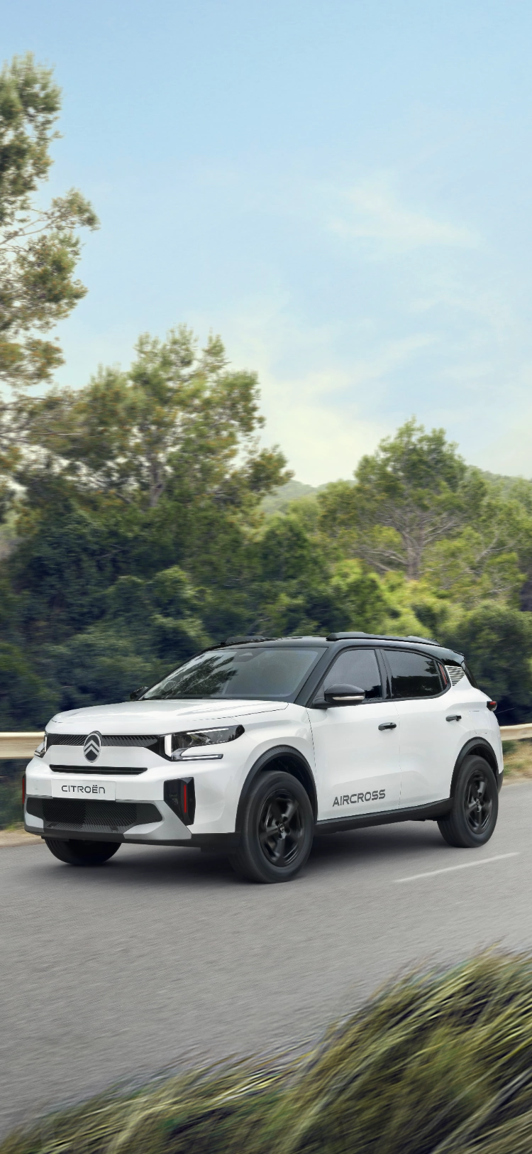 Vue trois-quarts avant en conduite du SUV électrique Citroën ë-C3 Aircross mettant en valeur une présence routière confiante pour une mobilité fluide, efficace et abordable.