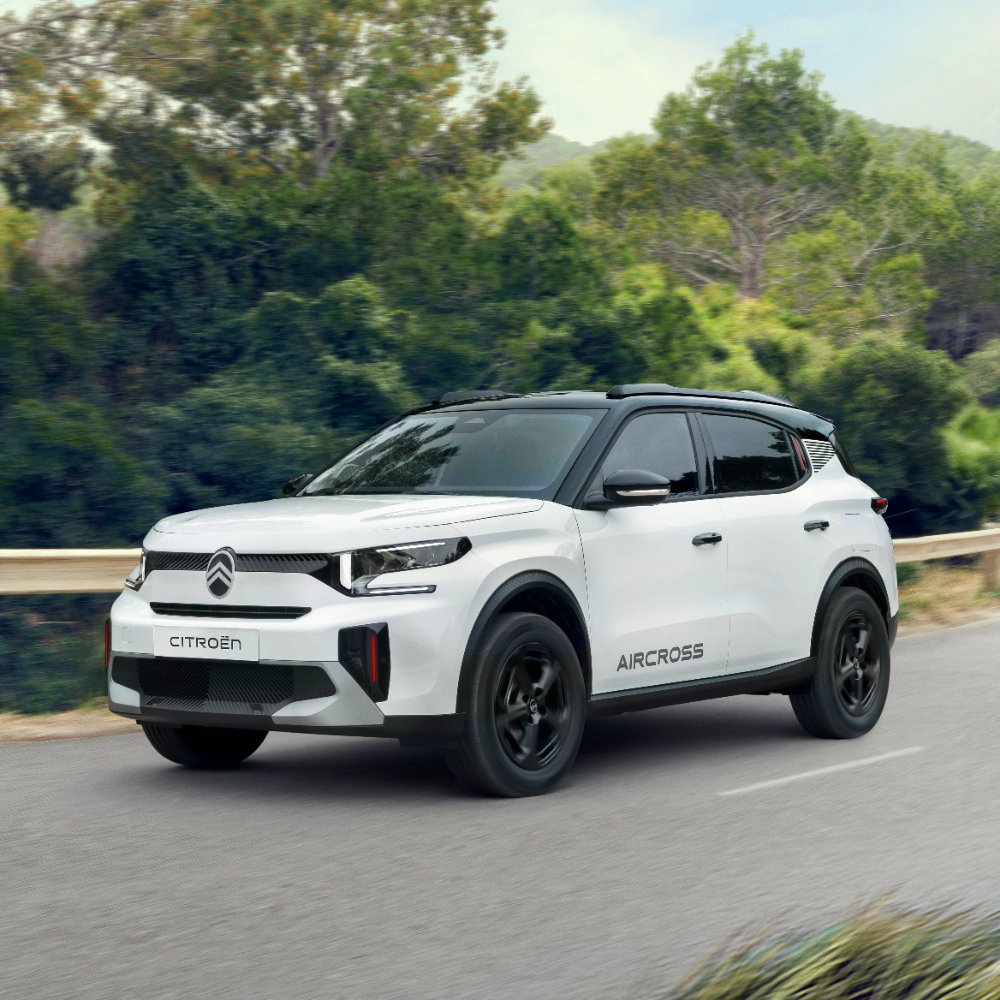 Vue côtière arrière aux trois quarts du SUV compact Citroën C3, mettant en avant un design primé et une garantie de 8 ans pour une mobilité confiante et abordable.