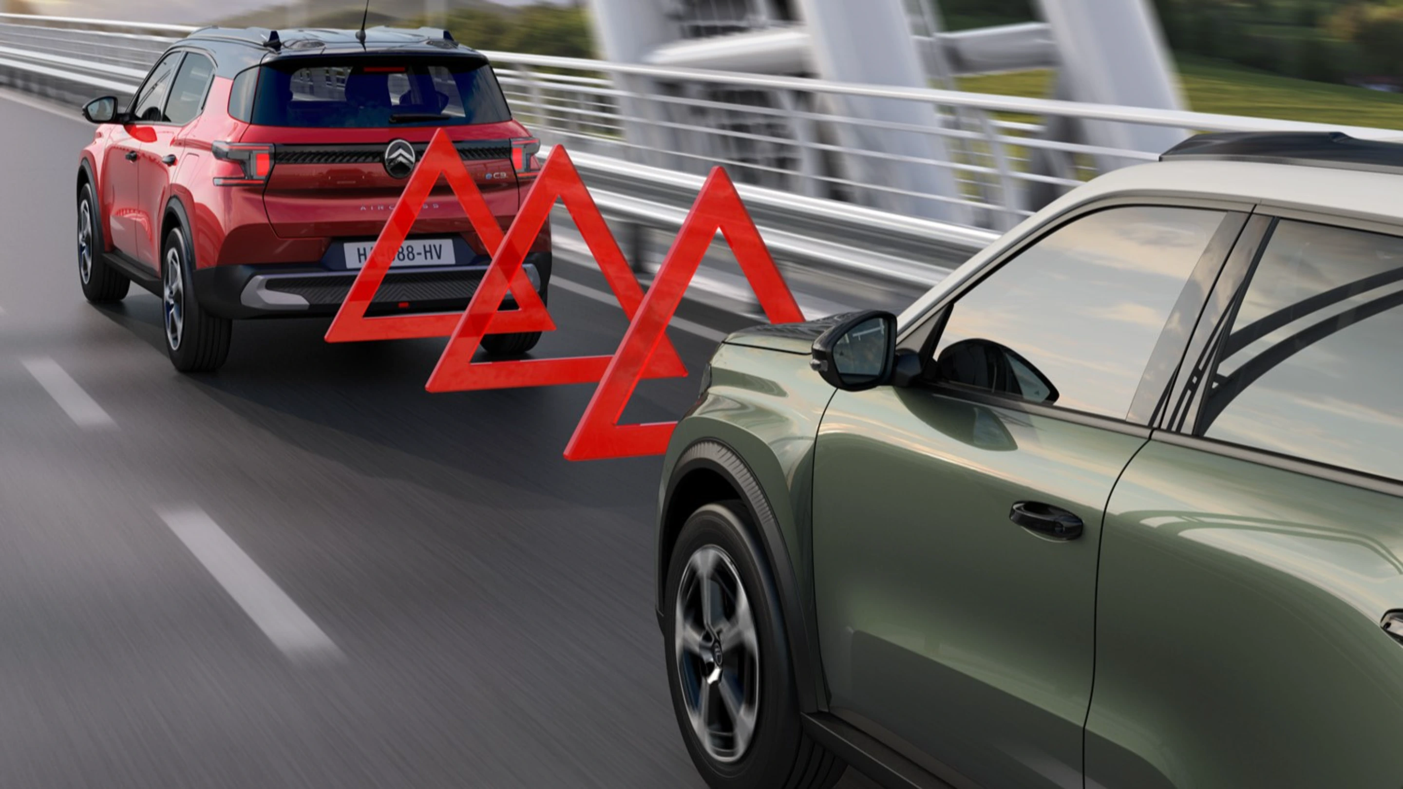 Citroën SUV detecteert een voertuig voor hem met visuele waarschuwingen die het Forward Collision Warning-systeem illustreren