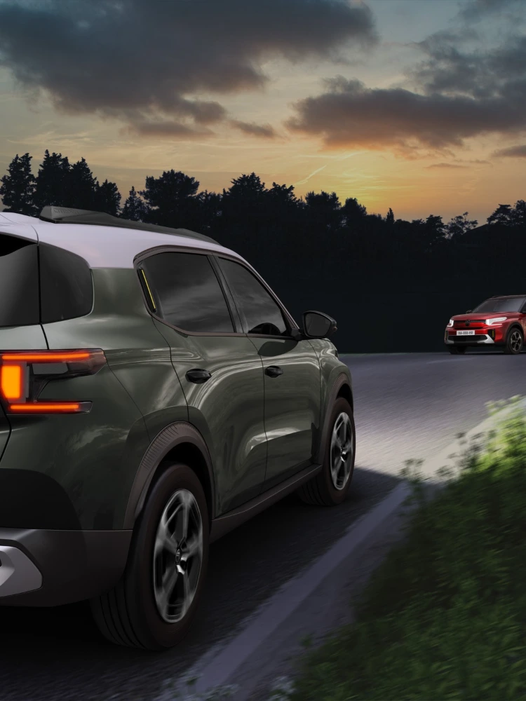 Nachtrijperspectief van de Citroën ë-C3 Aircross SUV met wagenmatische koplampen voor veiligere, zelfverzekerdere en betaalbare dagelijkse mobiliteit.