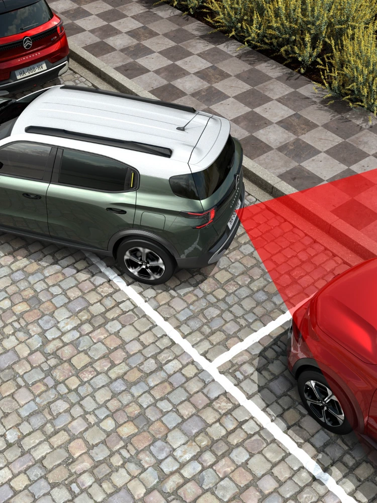 Achteruitkijk van de Citroën ë-C3 Aircross SUV met kruisverkeerswaarschuwing voor veiliger, zelfverzekerder en betaalbaarder manoeuvreren.