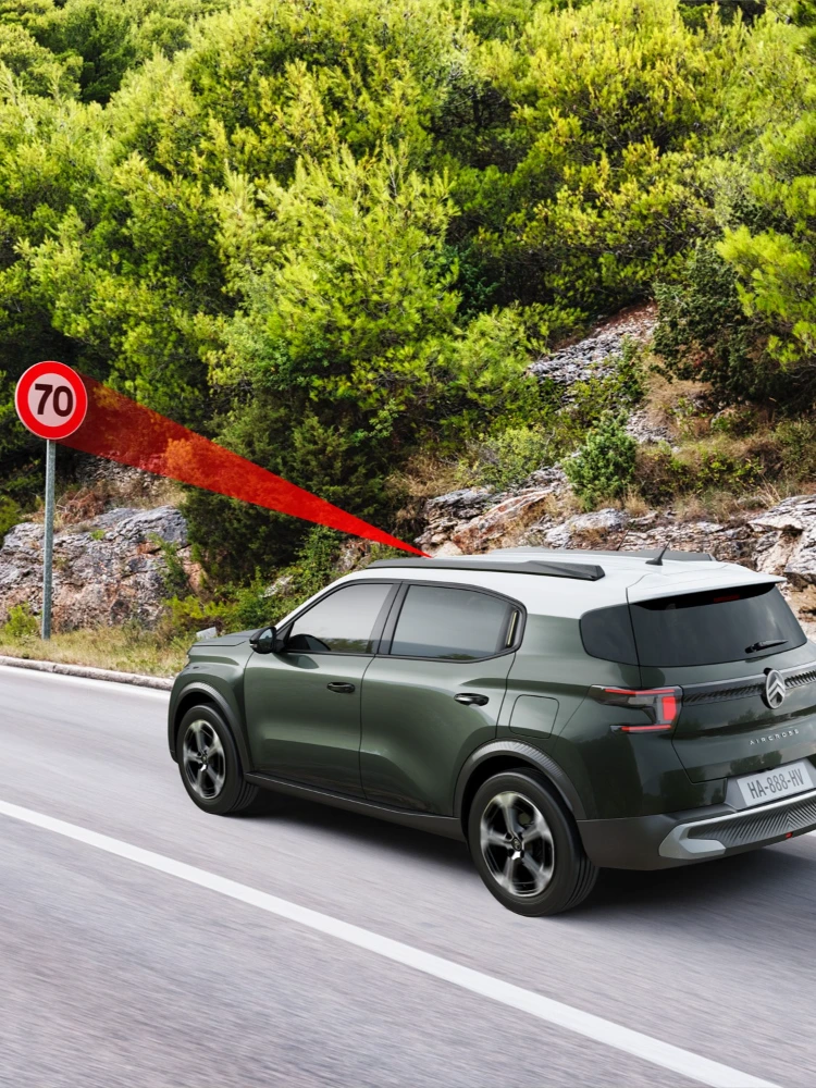 Citroën SUV detecteert een 70 km/u snelheidssignaal met behulp van verkeersbordherkenning en snelheidsaanbeveling