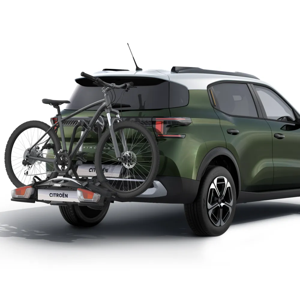 Achteraanzicht van de Citroën C3 Aircross SUV met fietsdrager toont gemakkelijk fietsvervoer voor veelzijdige, actieve en betaalbare mobiliteit.