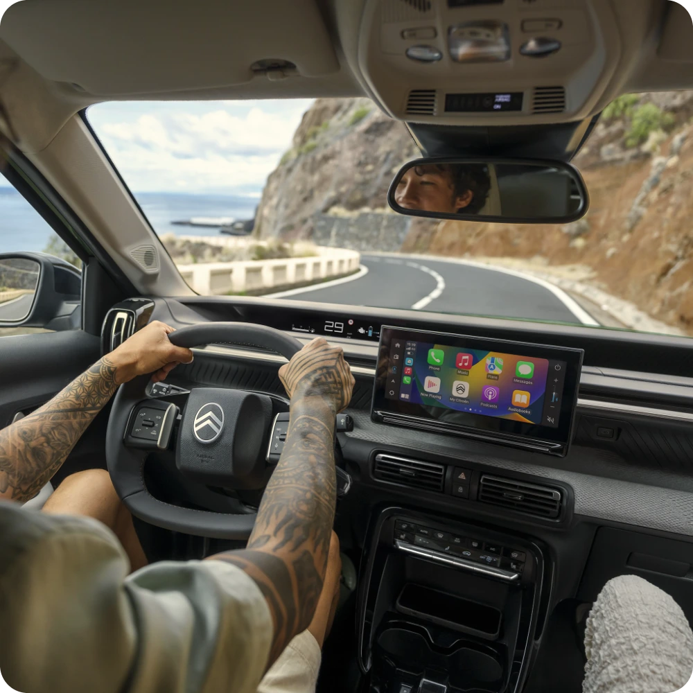 Interieur cockpitweergave met Citroën C3 Aircross veiligheidstechnologieën die zijn ontworpen om zelfverzekerd, comfortabel en betaalbaar rijden te verbeteren.