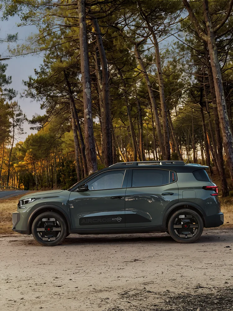 Zijaanzicht van de Citroën ë-C3 Aircross met Advanced Comfort, LED-lichtsignatuur en het ruime design van een gezins-SUV