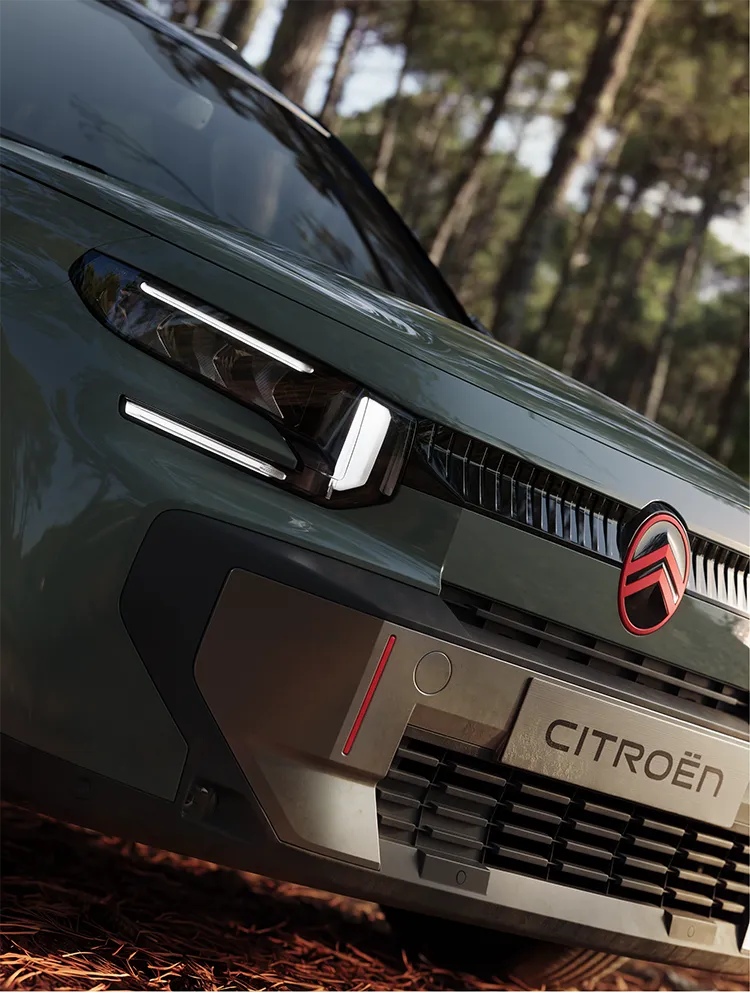 Close-up in driekwartvooraanzicht van de Citroën ë-C3 Aircross met LED-lichtsignatuur, Advanced Comfort en de stijl van een gezins-SUV