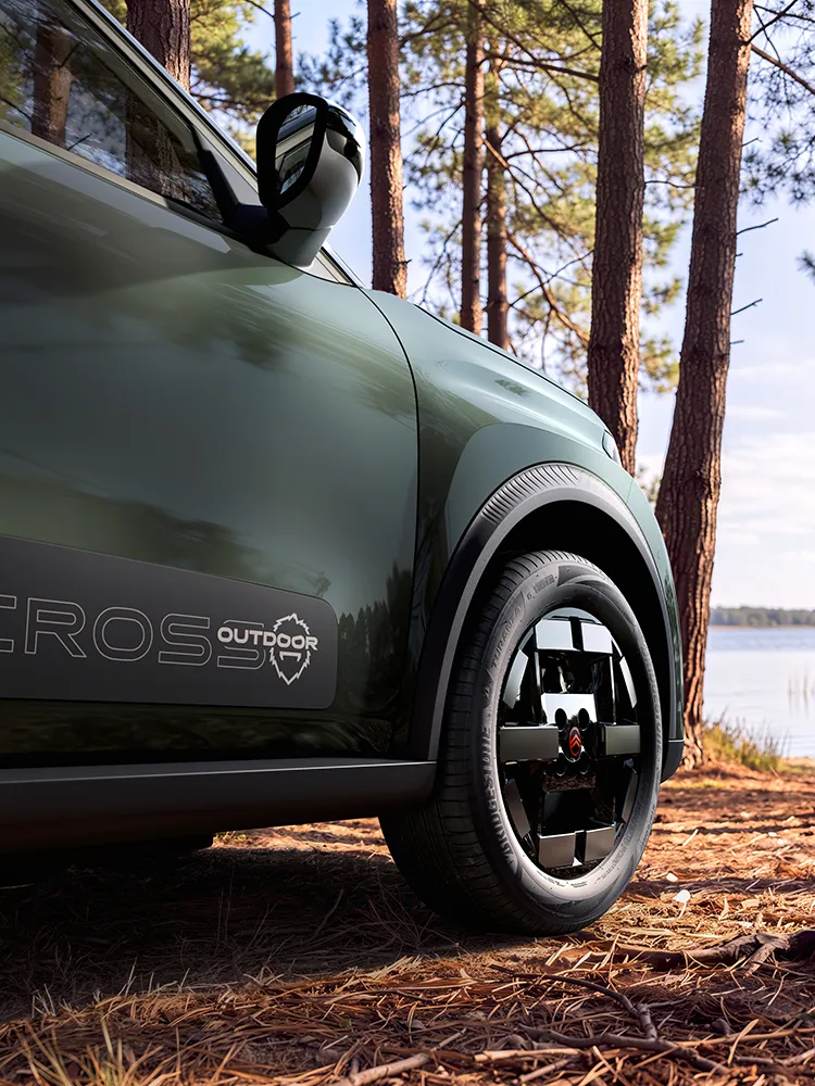 Close-up van de zijkant van de Citroën ë-C3 Aircross met Outdoor-wieldesign en Advanced Comfort voor avonturen met een gezins-SUV