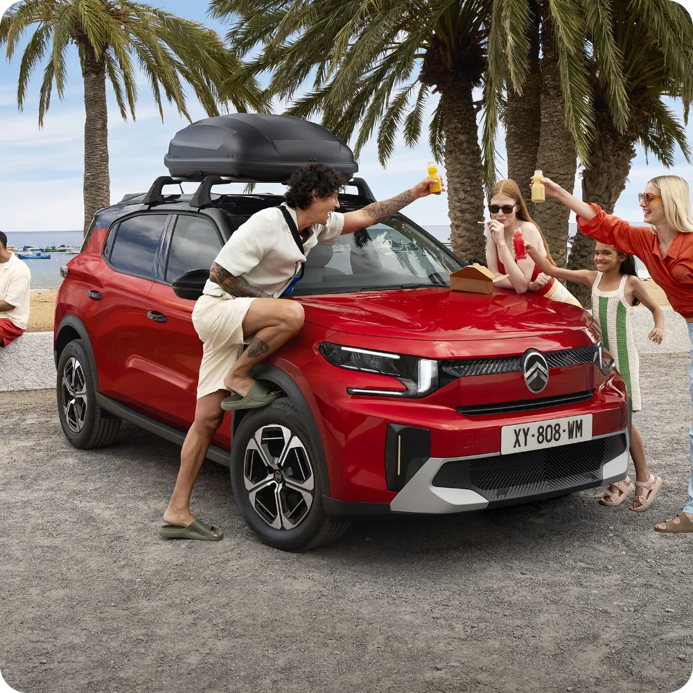 Buitenzicht van de Citroën C3 Aircross SUV uitgerust met dakbars en dakbox voor veelzijdige, ruime en betaalbare reismogelijkheden.