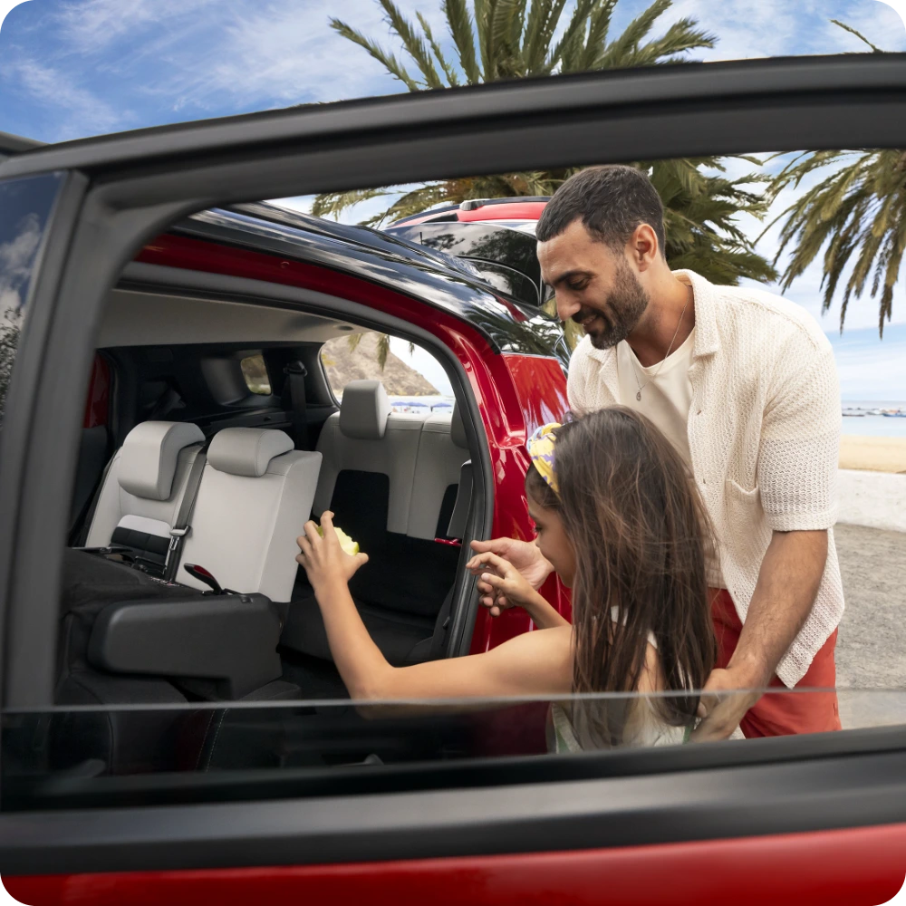 Vue arrière du SUV Citroën C3 Aircross, mettant en avant la polyvalence sept places pour une mobilité quotidienne pratique, familiale et abordable.