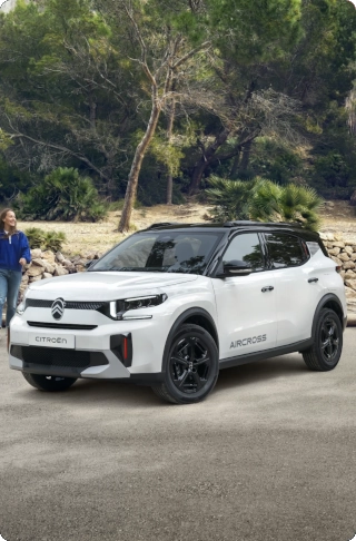 Driekwart vooraanzicht van de Citroën C3 Aircross SUV met gedurfd crossover-design voor zelfverzekerde, moderne en betaalbare dagelijkse mobiliteit.