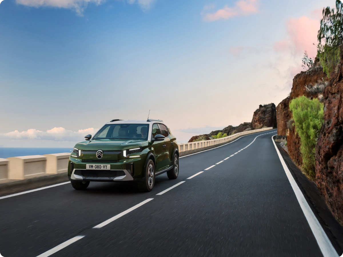 Vooraanzicht van de Citroën C3 Aircross SUV benadrukt snelle beschikbaarheid voor zelfverzekerde, soepele en betaalbare dagelijkse mobiliteit.