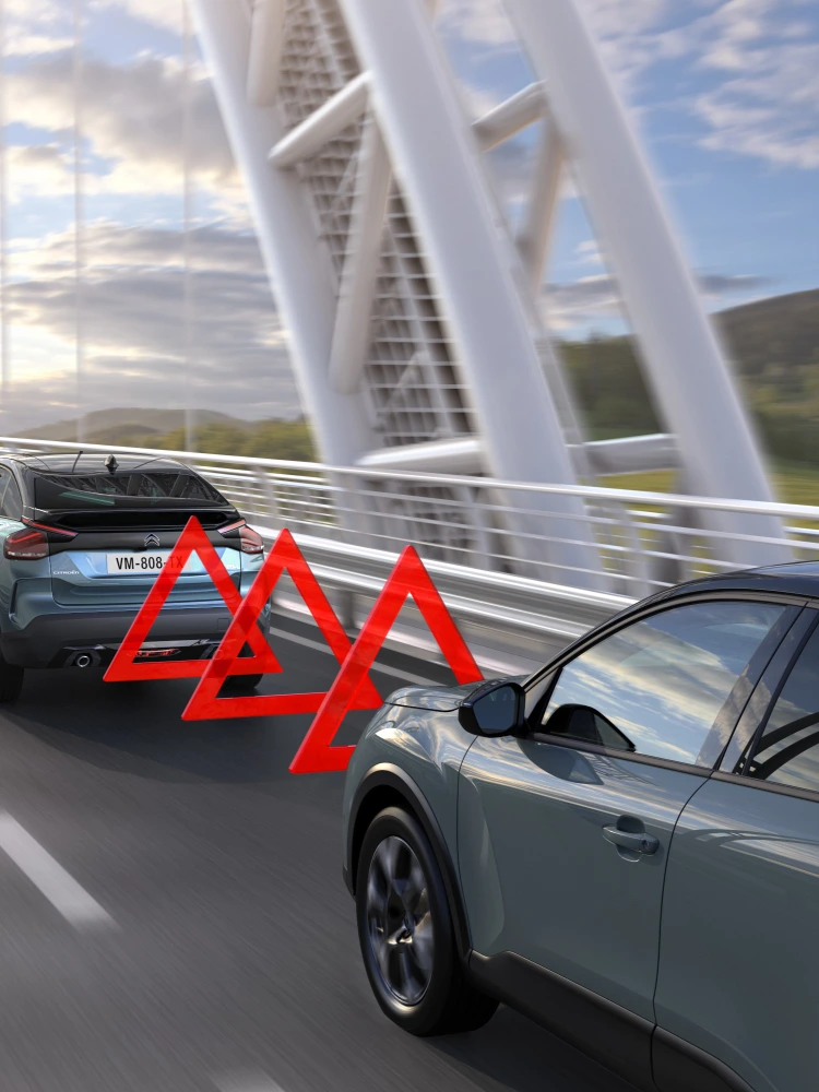 Achteruitkijk C4 met Active Safety Brake die botsingswaarschuwing, veiligheid, technologie en ontwerp benadrukt voor een veilige rijervaring