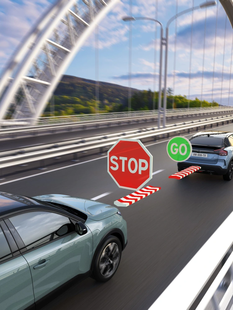 Zijaanzicht C4 met adaptieve cruise control Stop & Go die veiligheid, technologie en comfort benadrukt voor een veiligere en premium rit