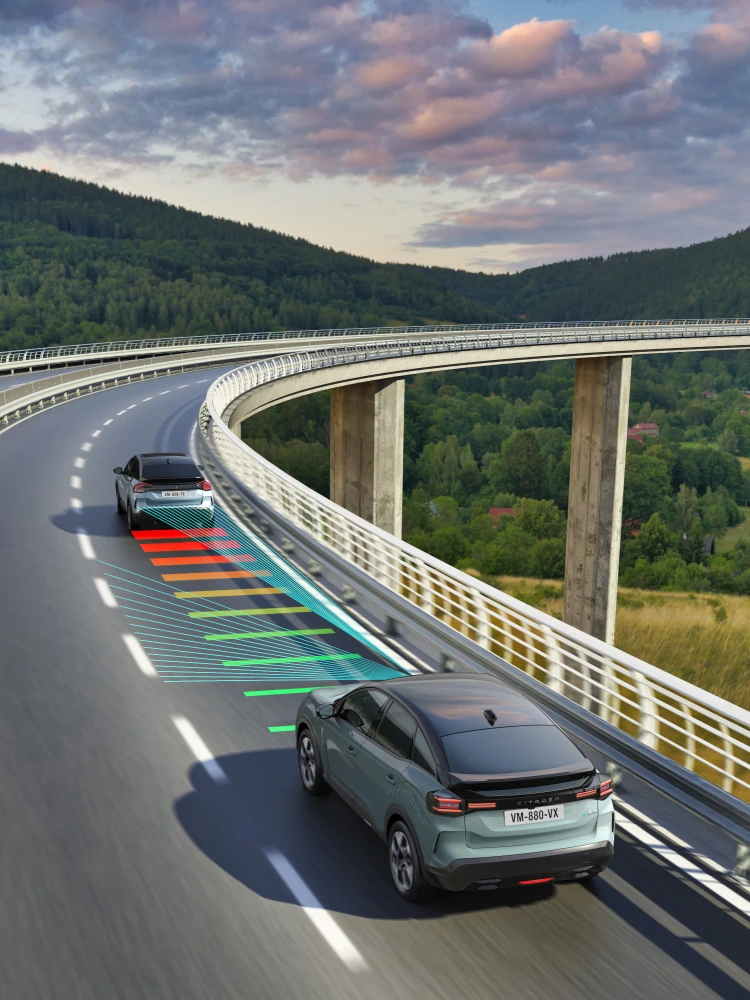 Achteruitkijk C4 met Drive Assist Level 2 die veiligheid, technologie en rijstrookpositie benadrukt voor een semi-wagennome rijervaring