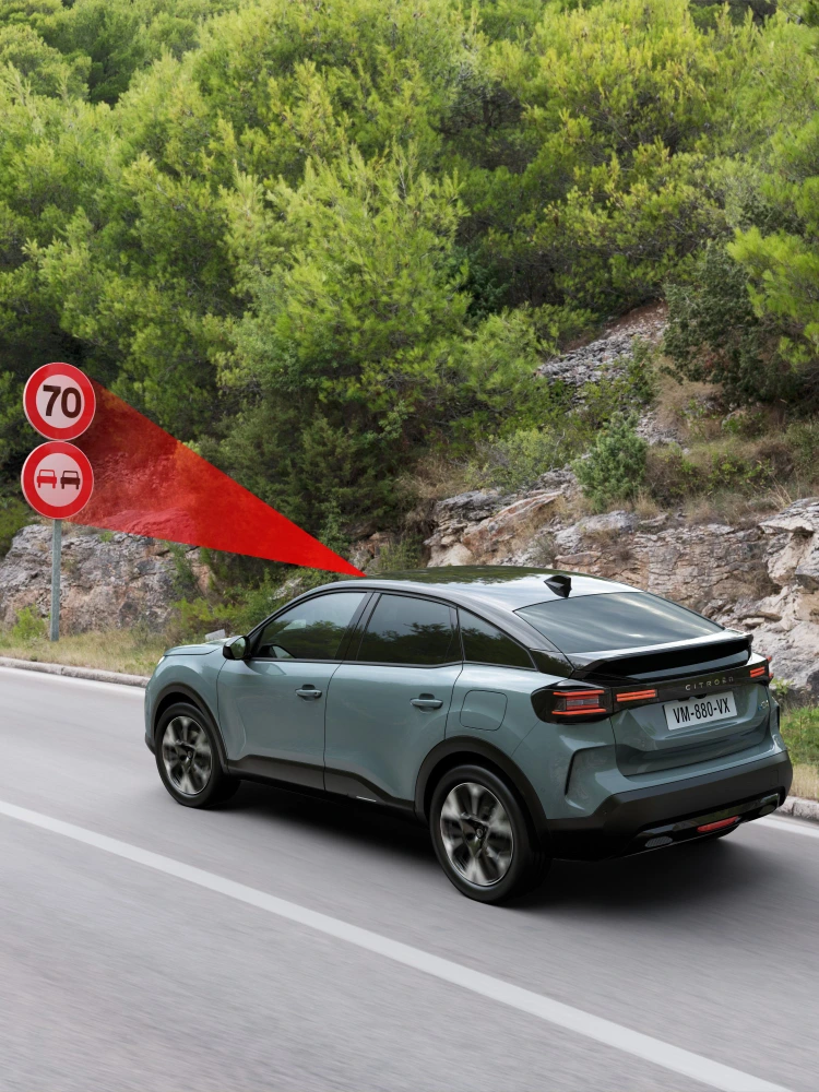 Zijaanzicht C4 met uitgebreide verkeersbordherkenning die veiligheid, technologie en zichtbaarheid benadrukt voor een veiligere wagen, premium