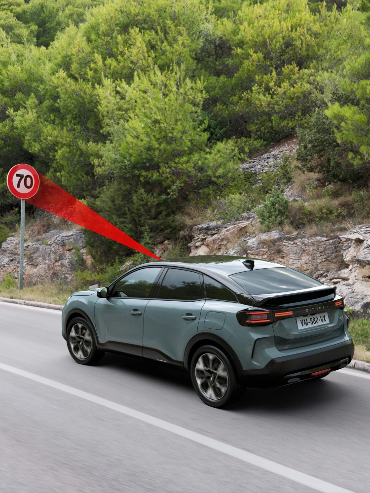 Zijaanzicht C4 met verkeersbordherkenning die veiligheid, technologie en zichtbaarheid benadrukt voor een veiligere en veiligere wagen.