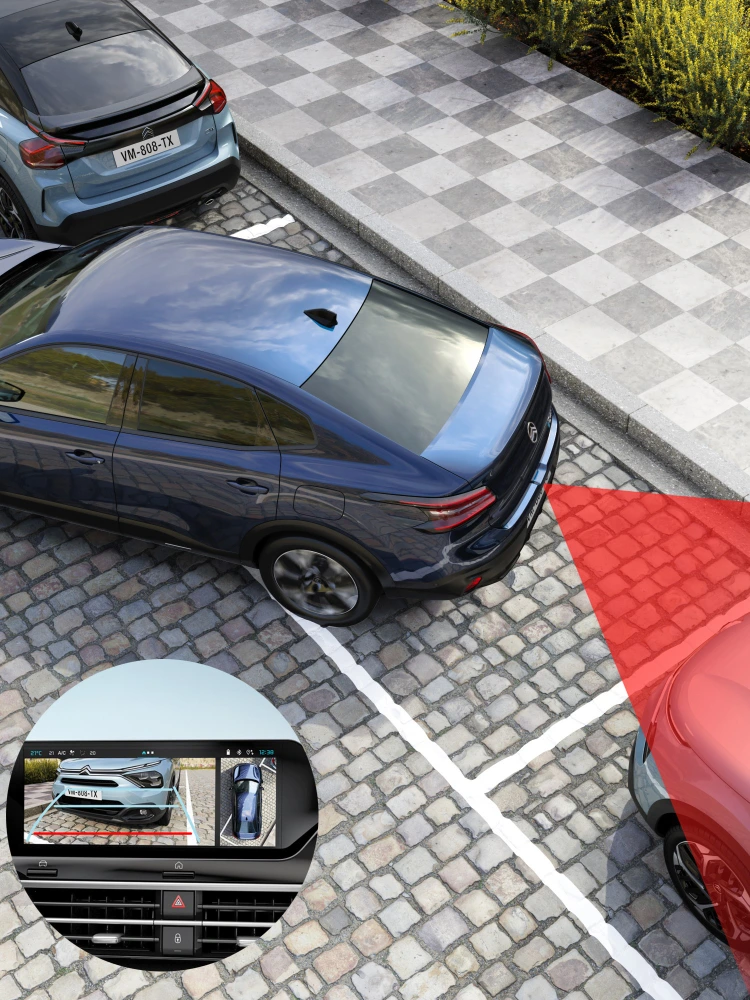 Vue de dessus de la Citroën C4 X utilisant la caméra arrière à 180° pour faciliter les manœuvres de stationnement en sécurité