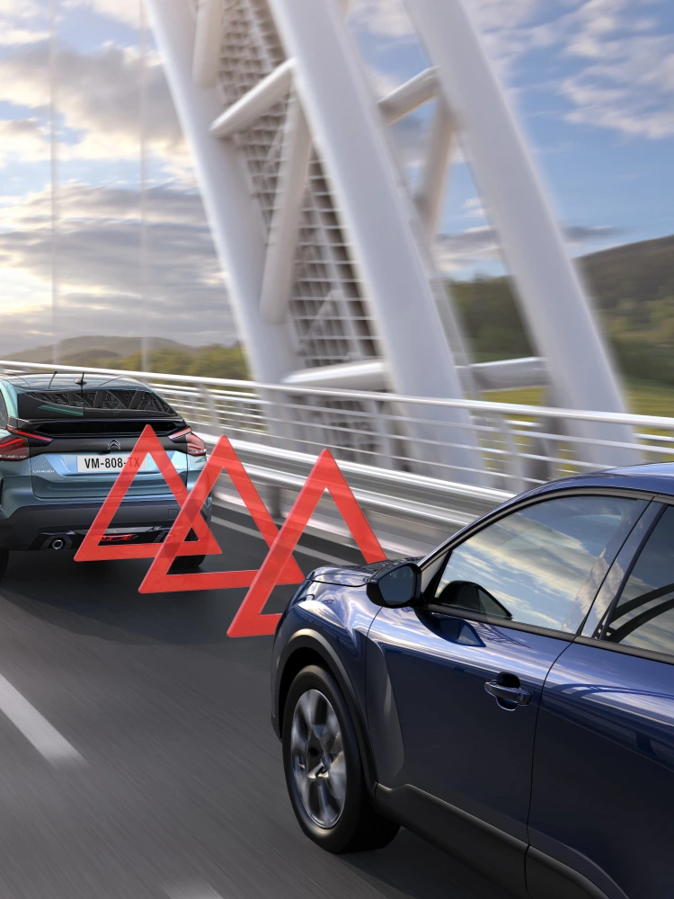 Citroën C4 X détectant un voiture devant avec l’alerte de collision avant activée pour une conduite plus sûre
