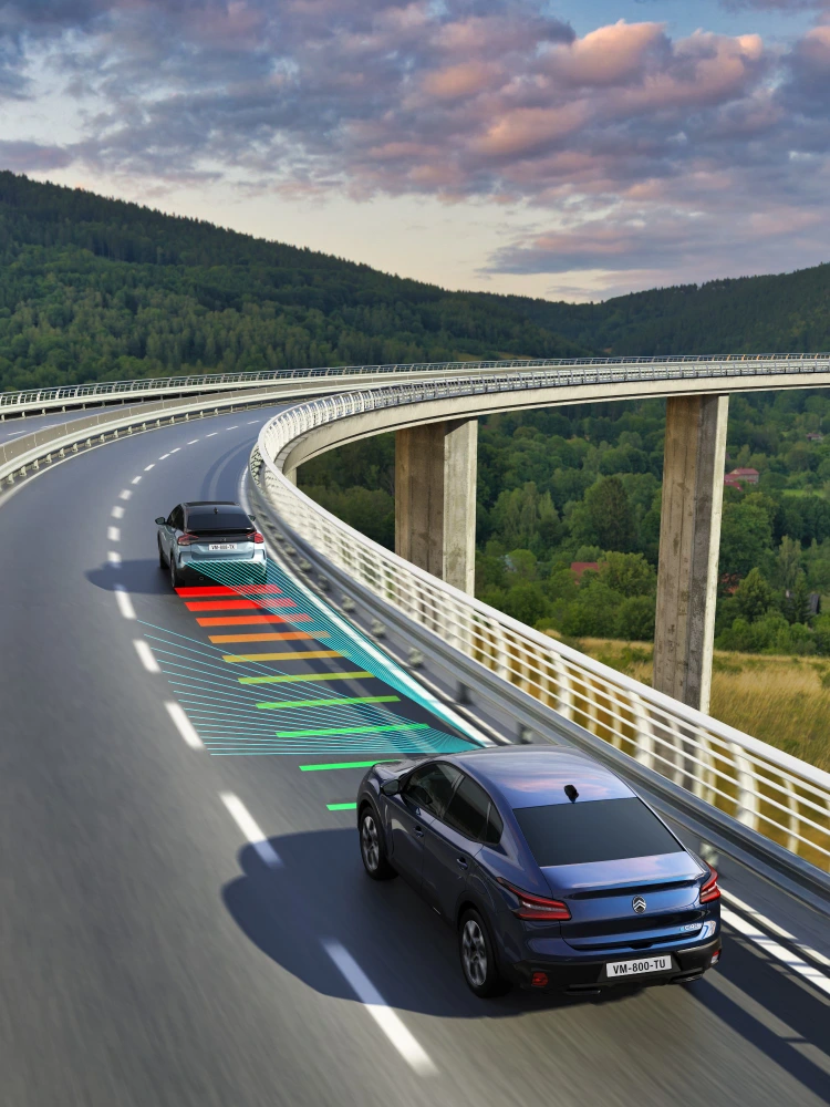 Citroën C4 X utilisant l’assistance à la conduite niveau 2 avec navigation de vitesse adaptative et guidage de voie sur wagenroute