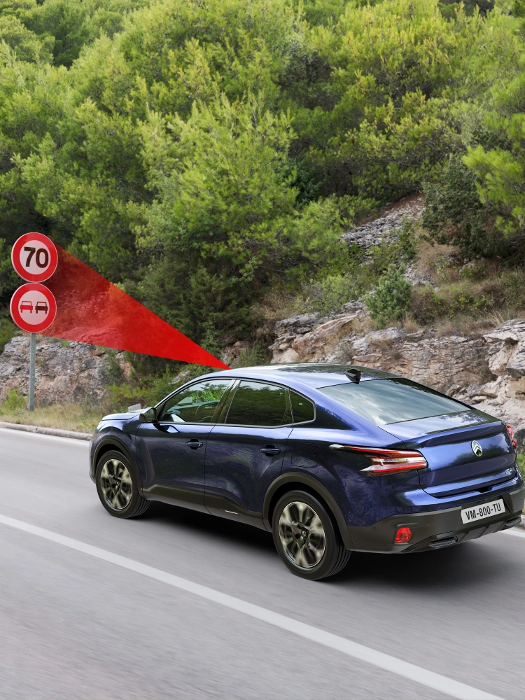 Citroën C4 X identifiant plusieurs panneaux de vitesse et de restriction grâce à la reconnaissance étendue des panneaux de signalisation