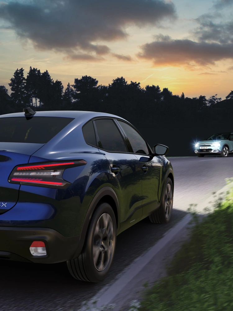 Citroën C4 X roulant de nuit avec assistance à feux de route éclairant la route en toute sécurité