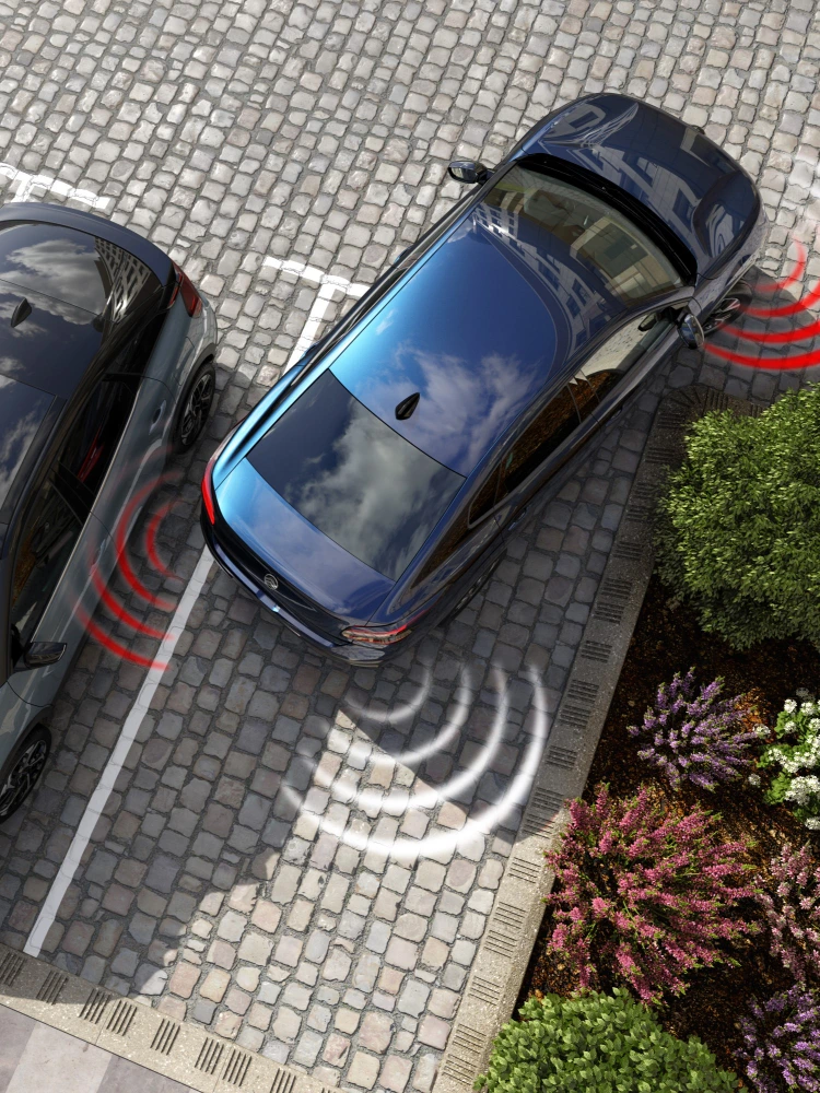 Vue aérienne de la Citroën C4 X montrant des capteurs de stationnement actifs à l’arrière et à l’avant pendant les manœuvres