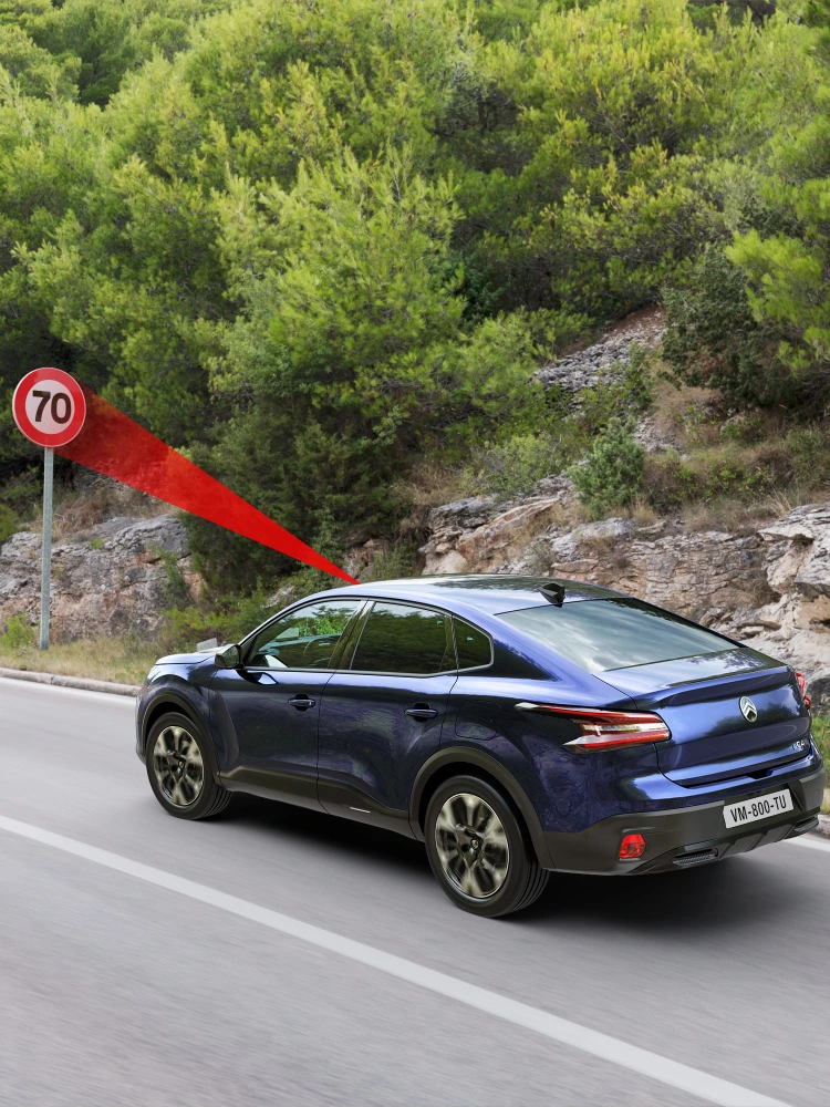 Citroën C4 X détectant un signalaire de vitesse à 70 km/h avec la reconnaissance des panneaux de circulation active