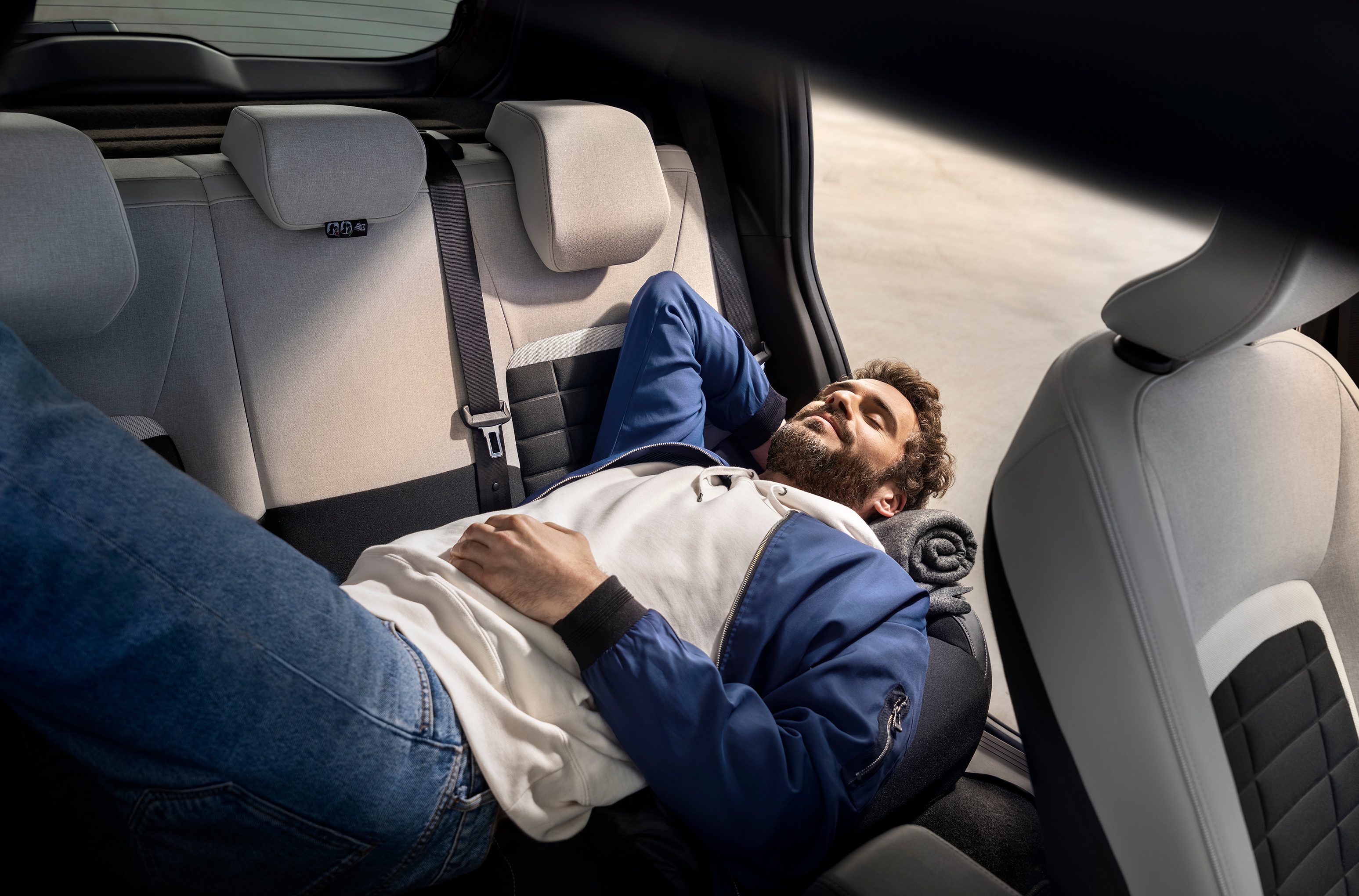 Interieurweergave van de Citroën ë-C3 elektrische SUV benadrukt ligcomfort voor ontspannen, betaalbare stedelijke mobiliteit.