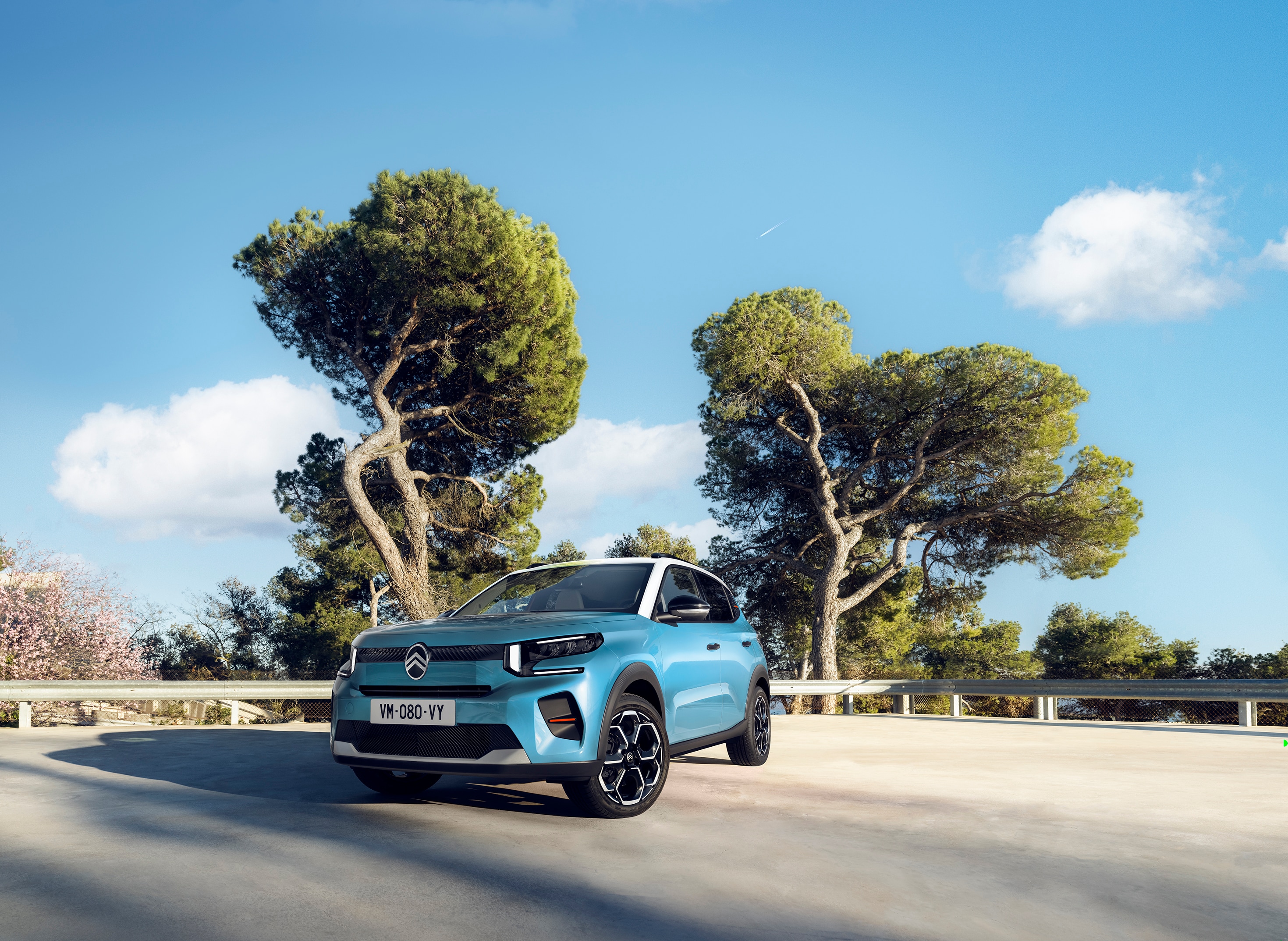 Voorste driekwart aanzicht van de Citroën ë-C3 elektrische SUV, met moderne styling voor zelfverzekerde, betaalbare dagelijkse mobiliteit.