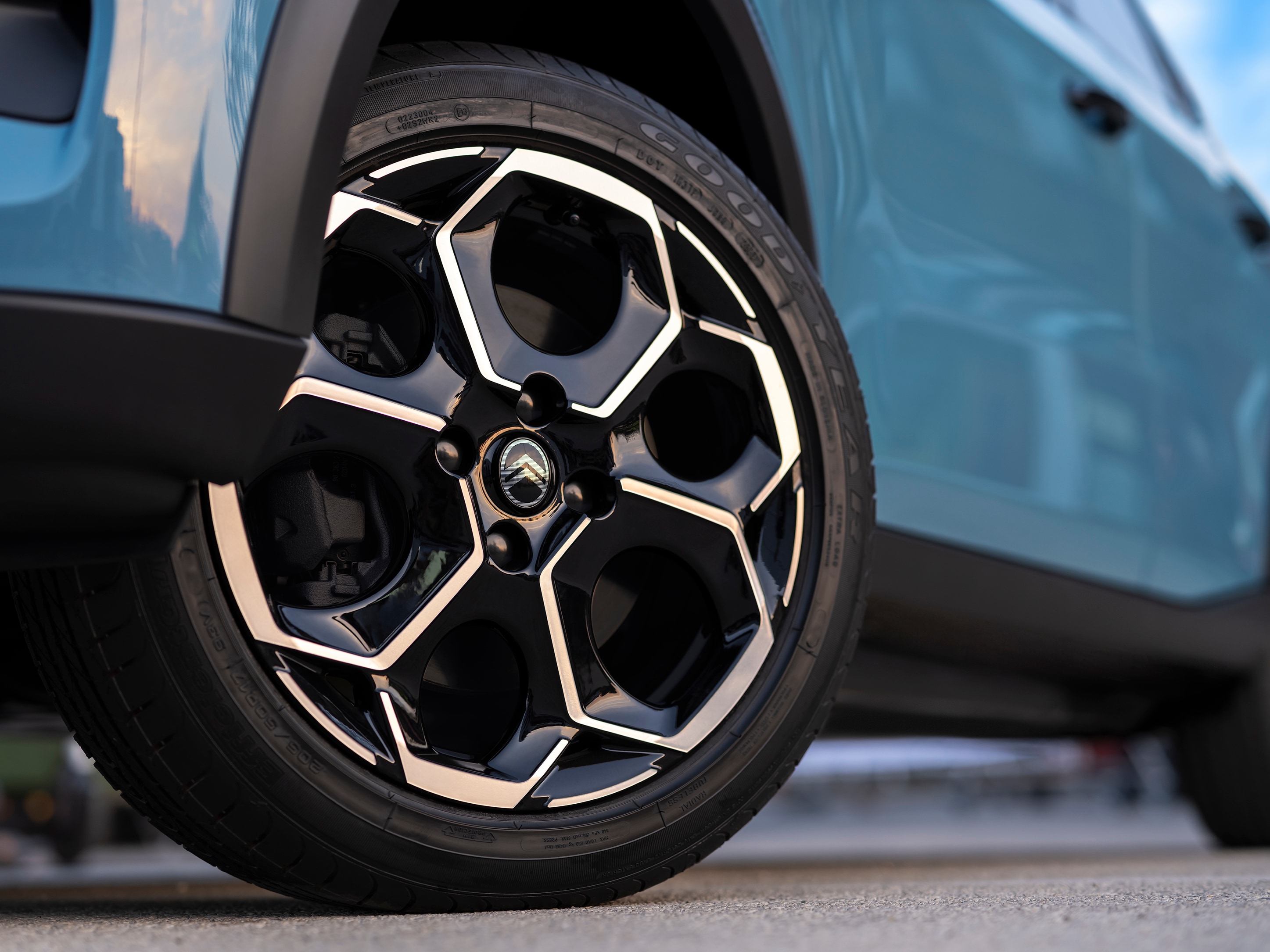 Close-up van de Citroën ë-C3 elektrische SUV lichtmetalen velgen benadrukt modern ontwerp voor stijlvolle, betaalbare stedelijke mobiliteit.