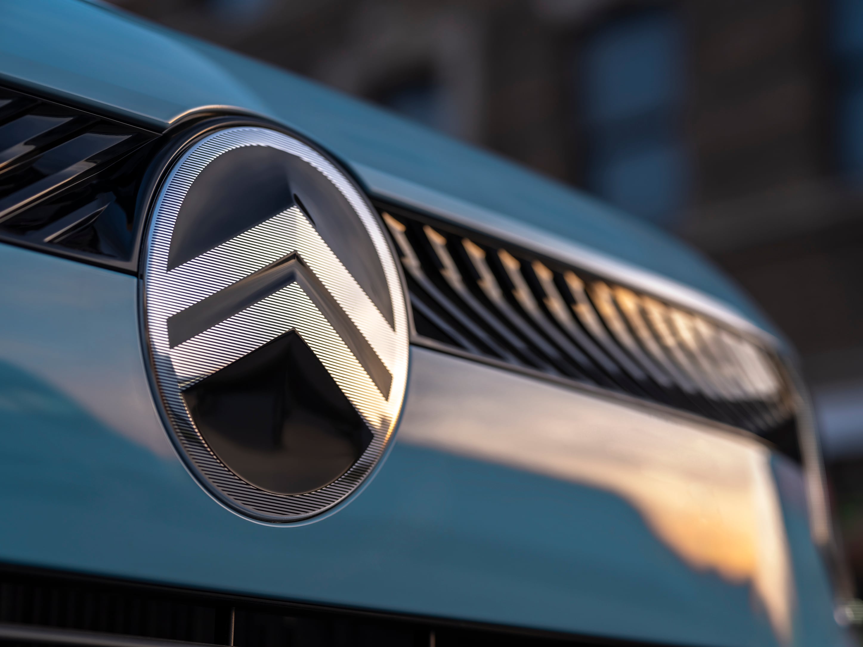 Close-up frontfoto van de Citroën ë-C3 elektrische SUV toont nieuw embleemontwerp voor moderne, betaalbare stedelijke mobiliteit.