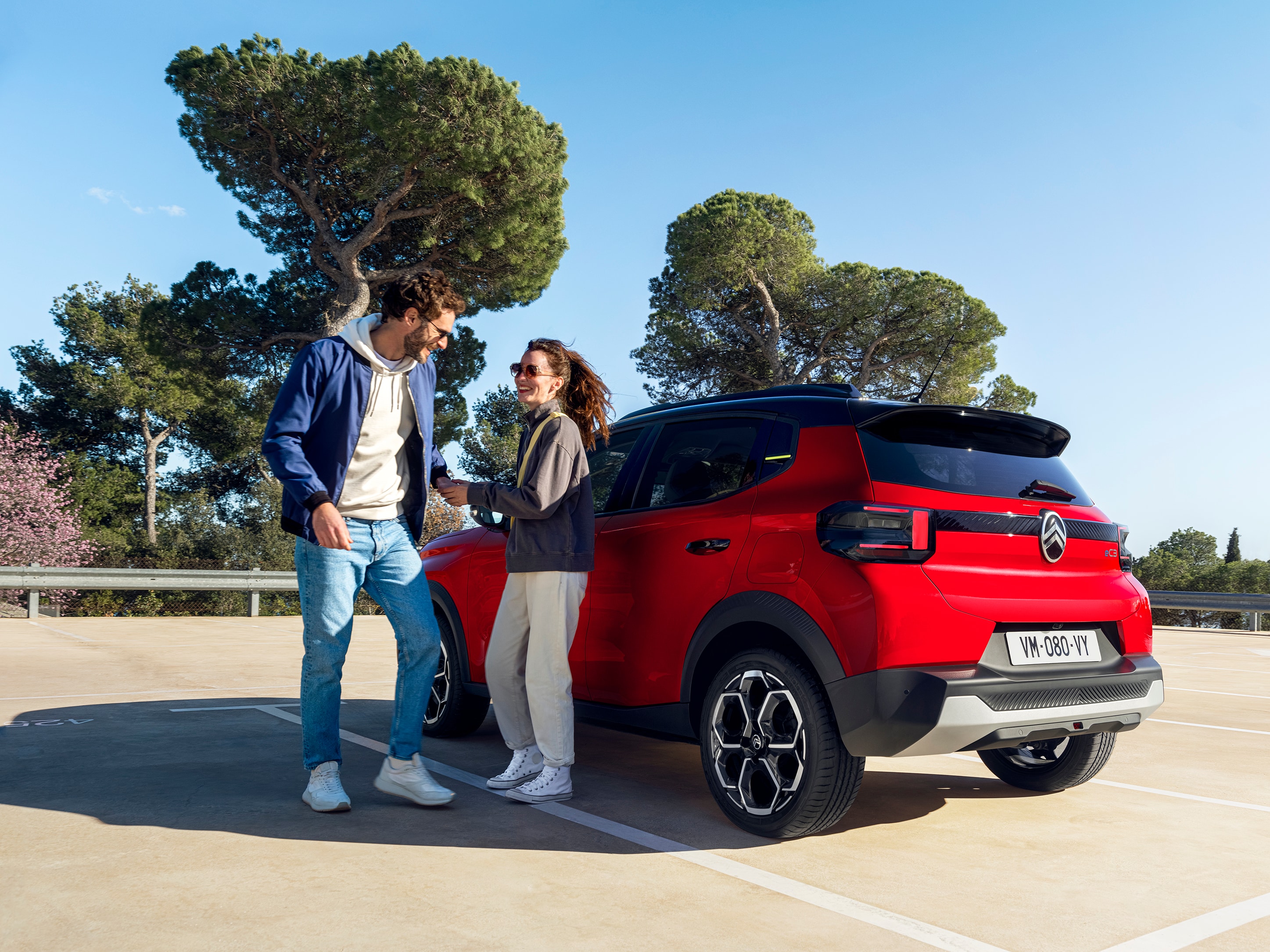 Driekwart achteraanzicht van de Citroën ë-C3 elektrische SUV, met moderne styling voor ontspannen, betaalbare dagelijkse stedelijke mobiliteit.