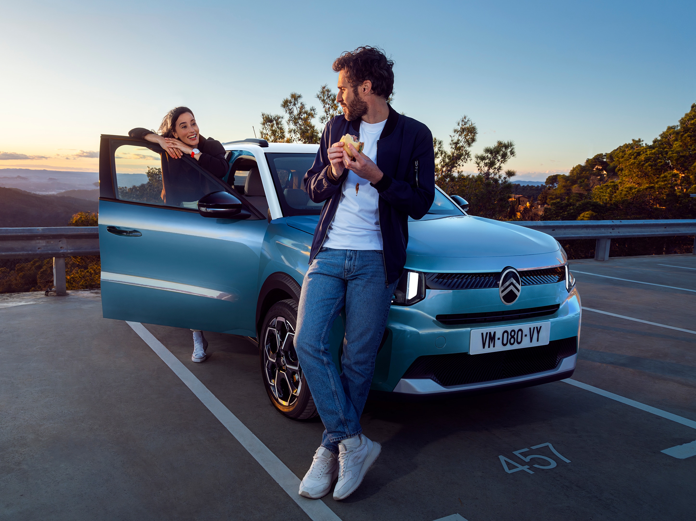 Voorste driekwart aanzicht van de Citroën ë-C3 elektrische SUV benadrukt een ontspannen remmoment voor soepele, betaalbare dagelijkse mobiliteit.