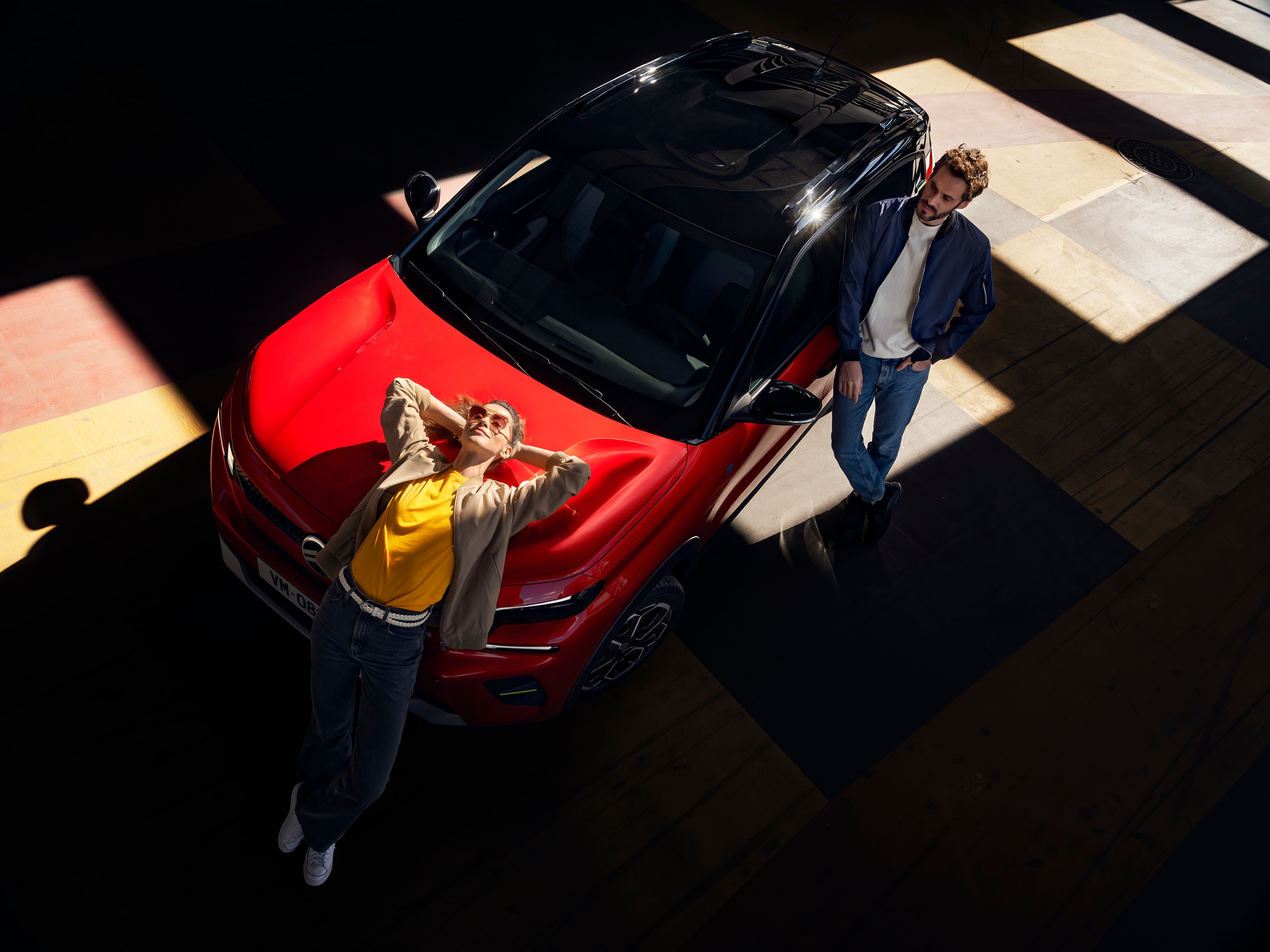 Top-down aanzicht van de Citroën ë-C3 elektrische SUV met een stijlvol tweekleurig ontwerp voor ontspannen, betaalbare dagelijkse stedelijke mobiliteit.