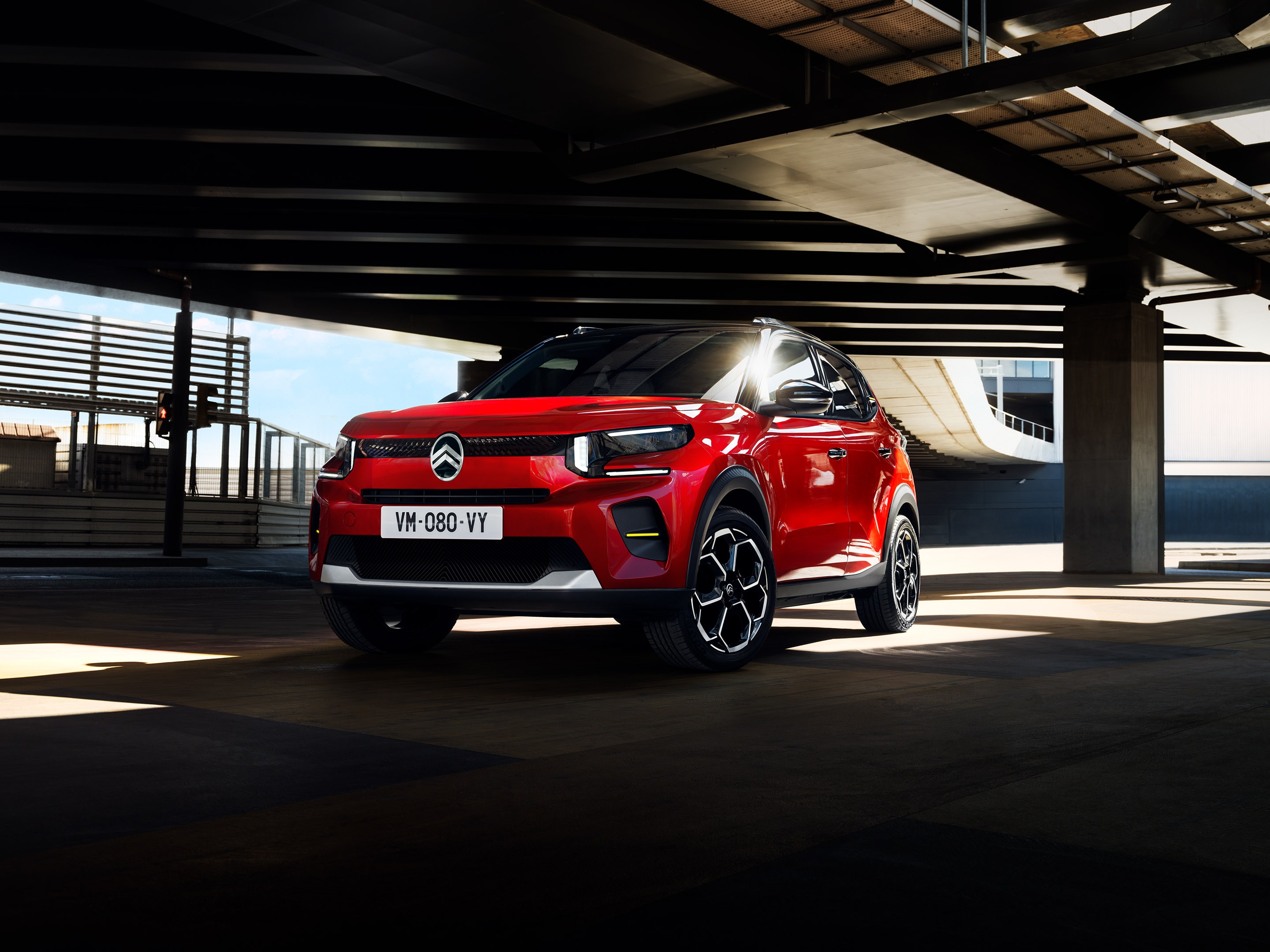 Vooraan driekwart aanzicht van de Citroën ë-C3 elektrische SUV, met een gedurfd ontwerp voor zelfverzekerde, betaalbare dagelijkse stedelijke mobiliteit.
