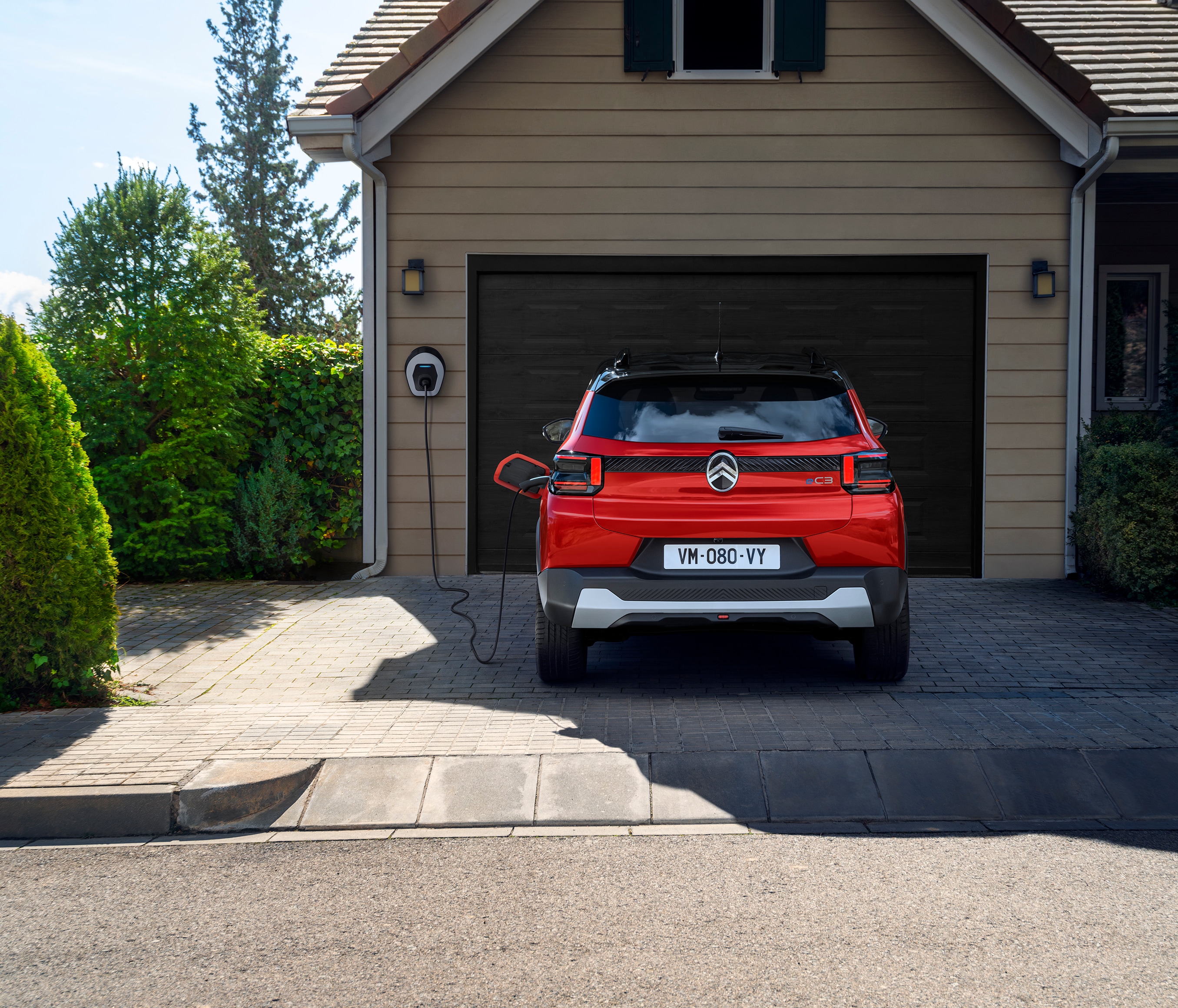 Achteraanzicht van de Citroën ë-C3 elektrische SUV die thuis oplaadt, met een gemakkelijke, efficiënte en betaalbare dagelijkse stedelijke mobiliteit.