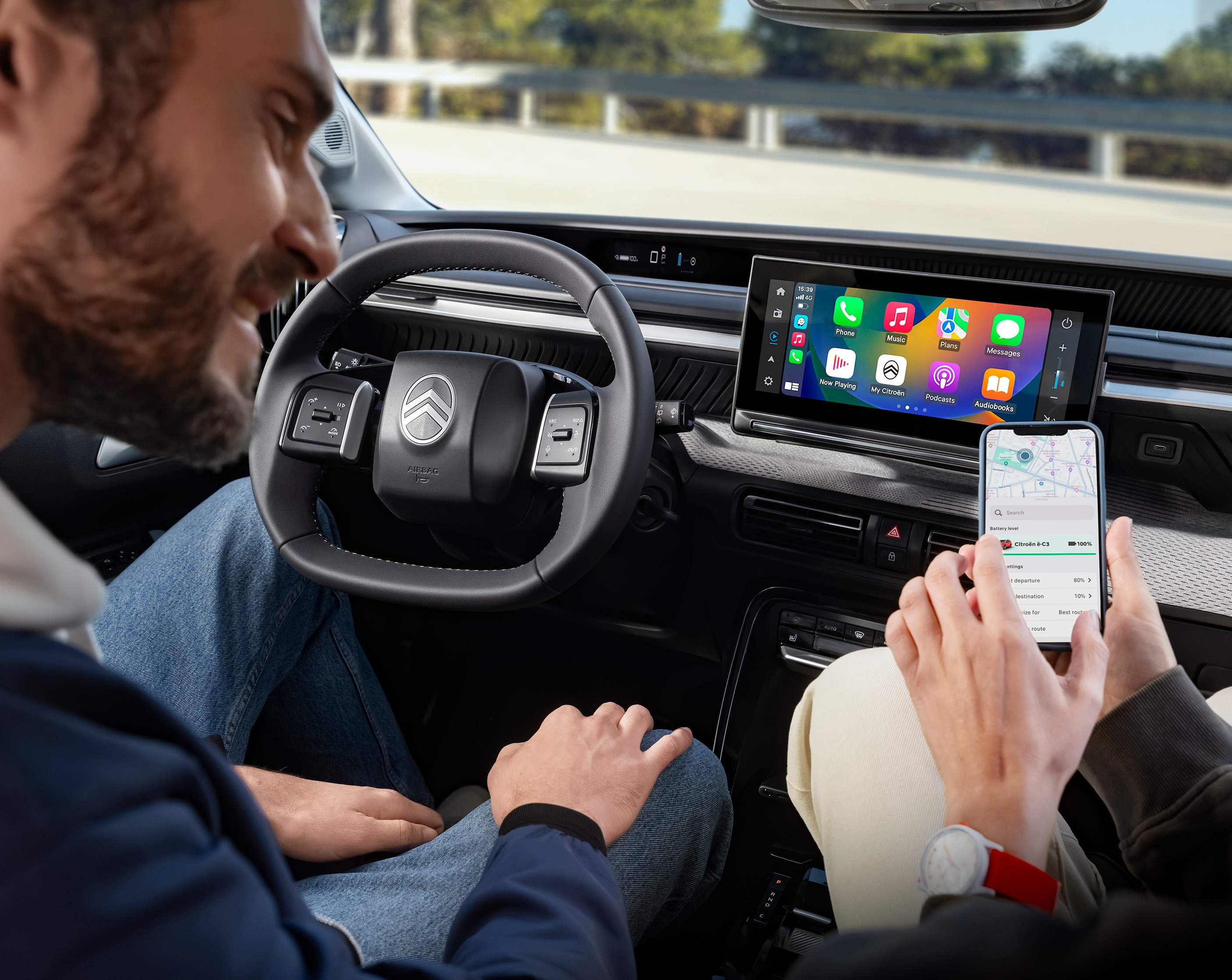 Interieurweergave van de Citroën ë-C3 elektrische SUV met verbonden infotainment voor intuïtieve, comfortabele en betaalbare stedelijke mobiliteit in de dagelijks leven.