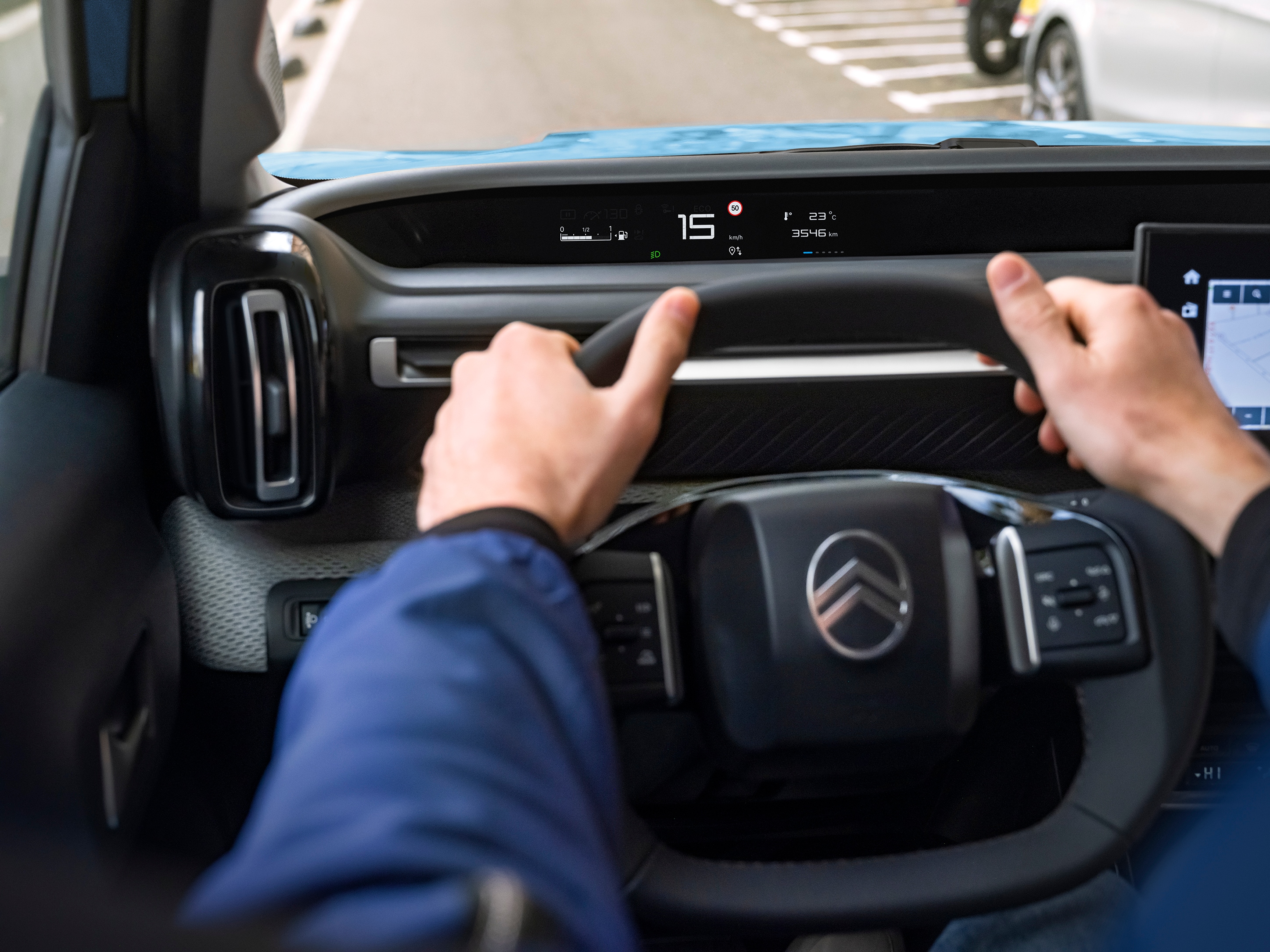 Bestuurderscockpitweergave van de Citroën ë-C3 elektrische SUV met digitale displays voor intuïtieve, betaalbare en comfortabele stedelijke mobiliteit.