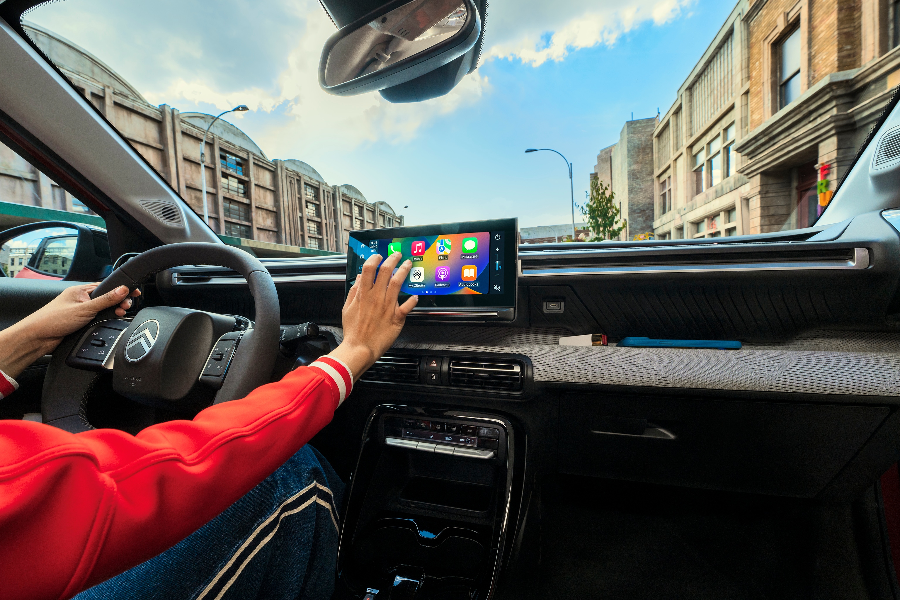 Interieur touchscreenweergave van de Citroën ë-C3 elektrische SUV toont verbonden infotainment voor intuïtieve, betaalbare en comfortabele stedelijke mobiliteit.