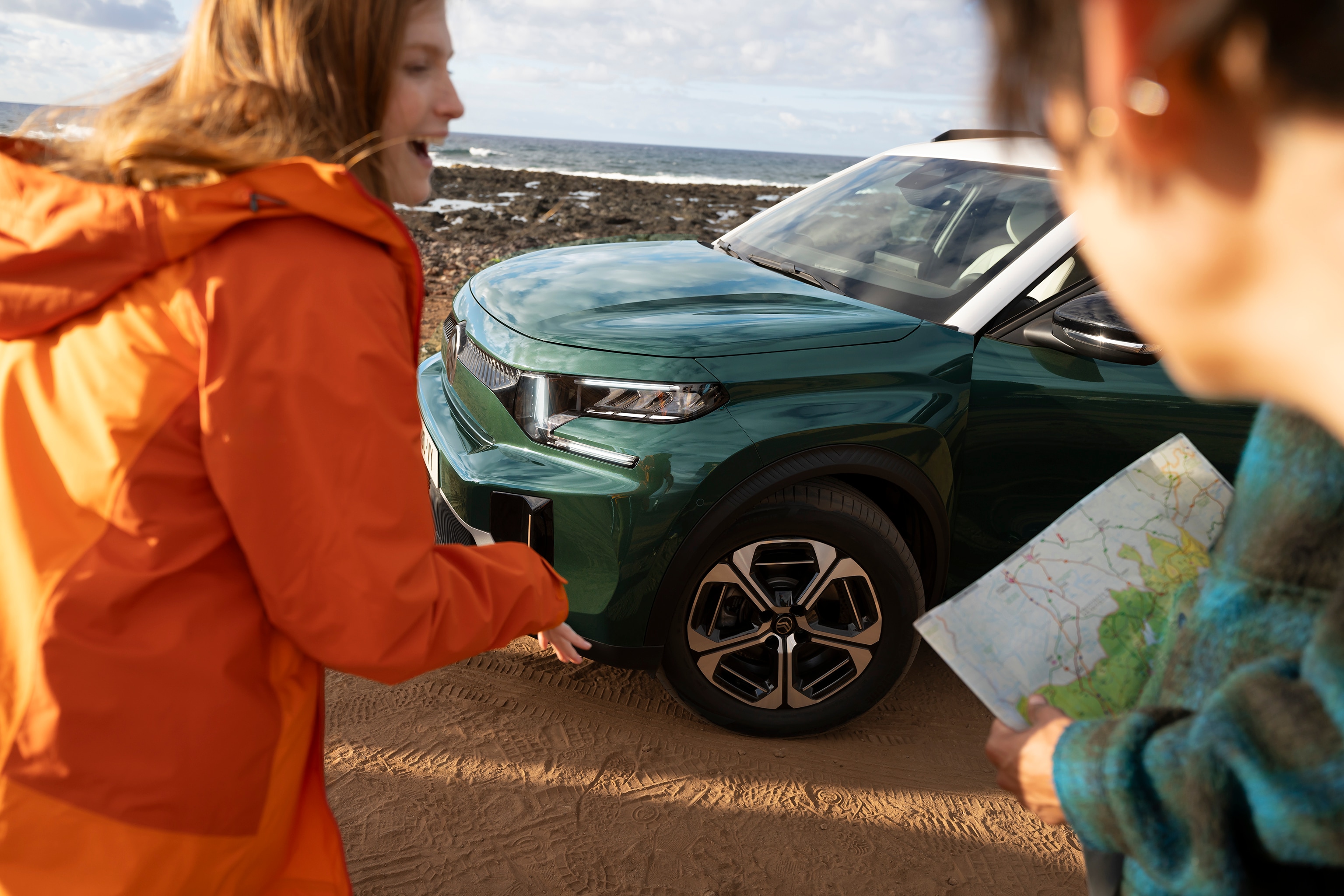 Voorste driekwart buitenzicht van de Citroën ë-C3 Aircross SUV, met robuuste styling voor avontuurlijke, zelfverzekerde en betaalbare dagelijkse mobiliteit.