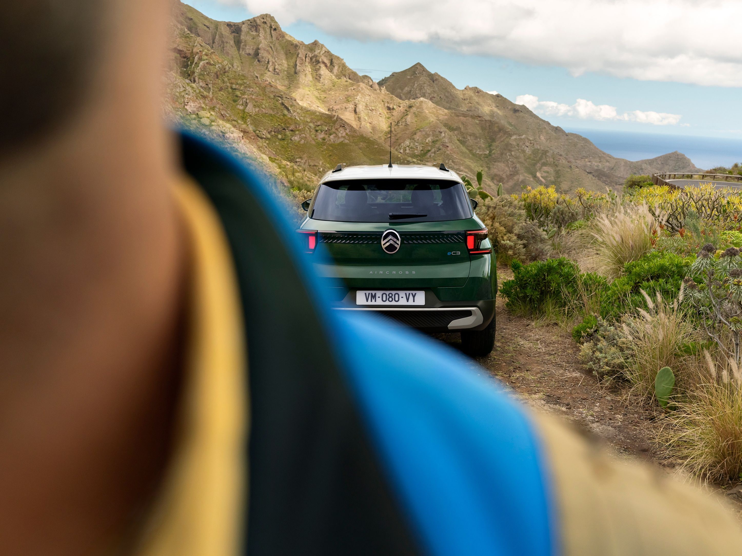 Achteraanzicht buitenaan van de Citroën ë-C3 Aircross SUV, met robuuste styling voor zelfverzekerde, veelzijdige en betaalbare offroad-mobiliteit.