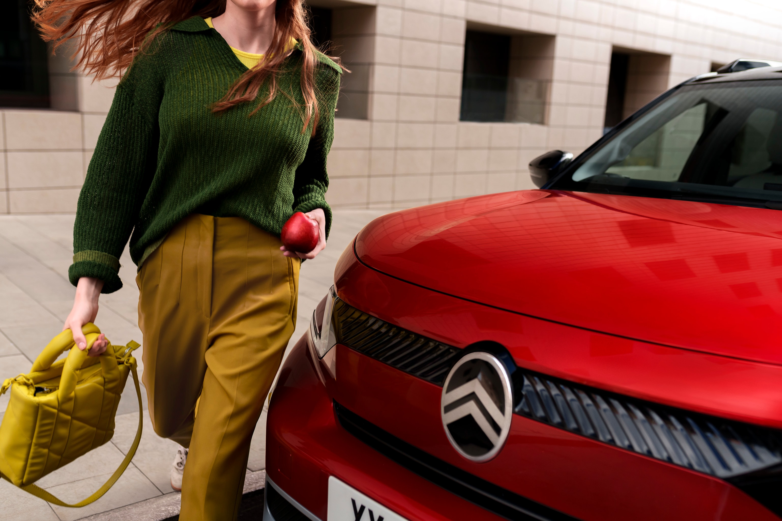 Frontopname van dichtbij van de Citroën ë-C3 Aircross SUV benadrukt het gedurfde grilleontwerp voor stijlvolle, zelfverzekerde en betaalbare stedelijke mobiliteit.
